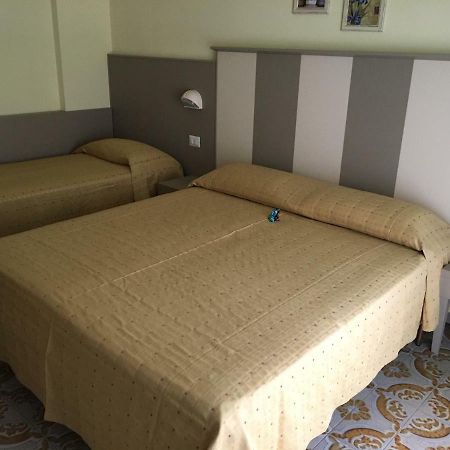 Hotel Laila Cesenatico Kültér fotó