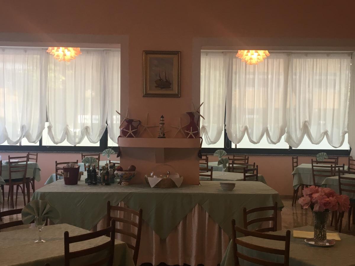 Hotel Laila Cesenatico Kültér fotó