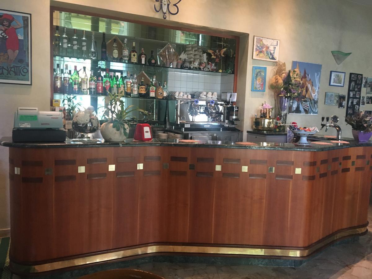 Hotel Laila Cesenatico Kültér fotó