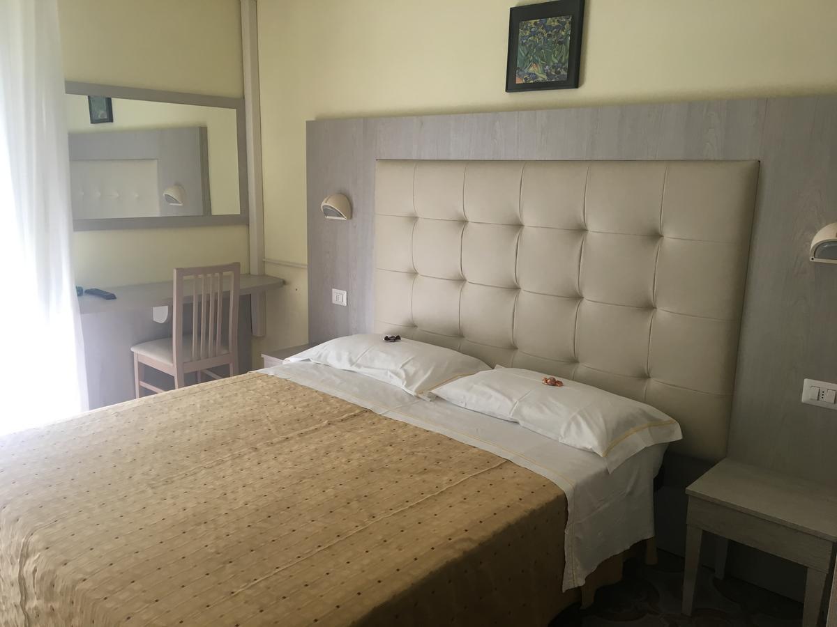 Hotel Laila Cesenatico Kültér fotó