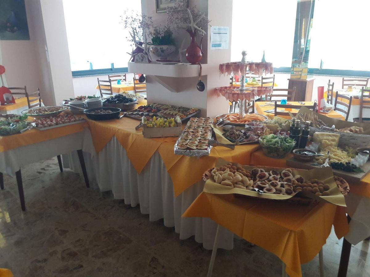 Hotel Laila Cesenatico Kültér fotó
