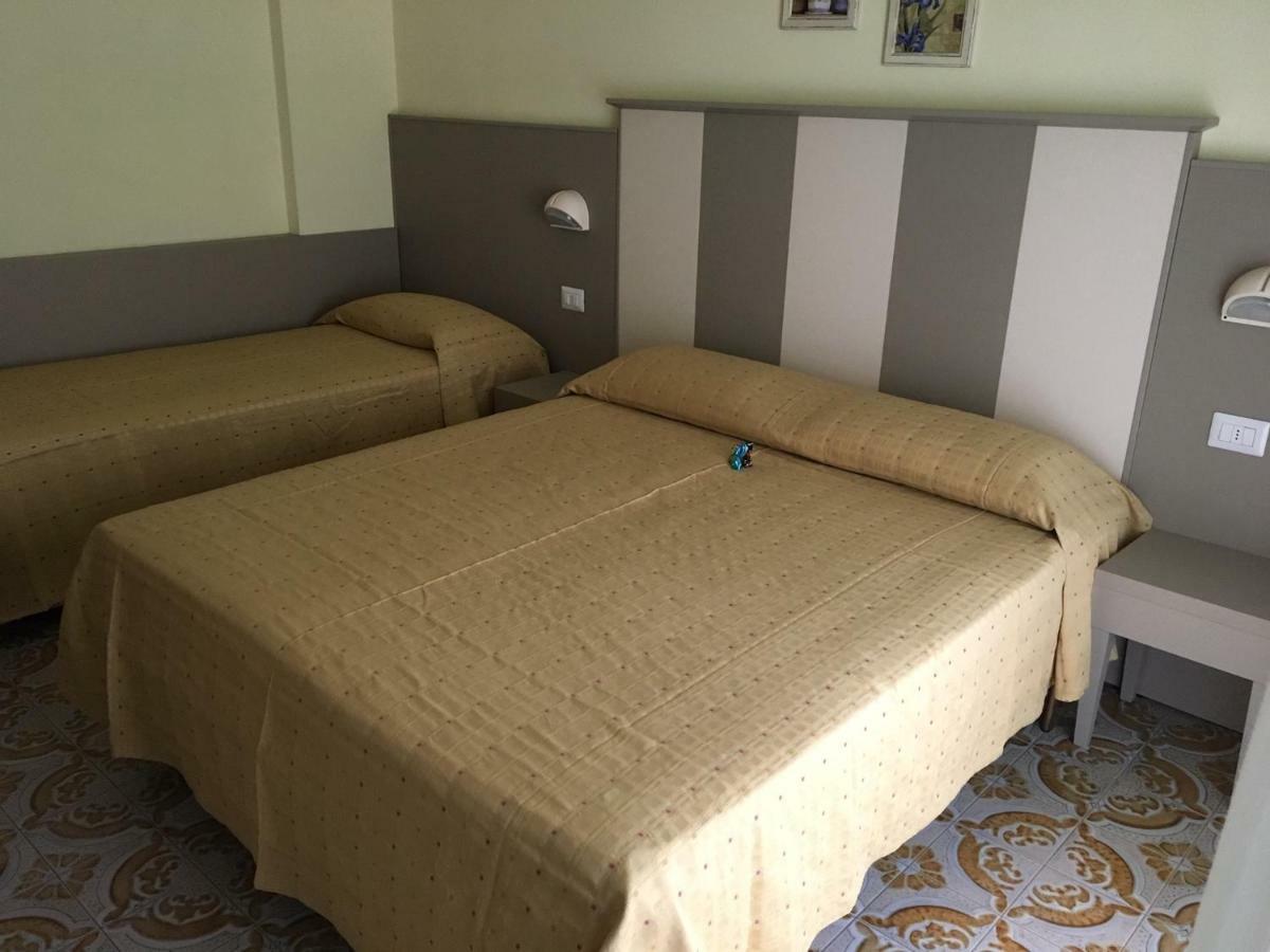 Hotel Laila Cesenatico Kültér fotó