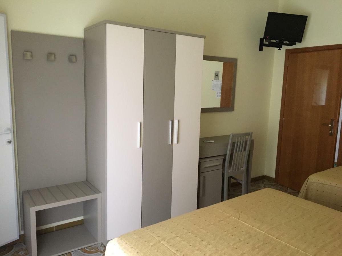 Hotel Laila Cesenatico Kültér fotó